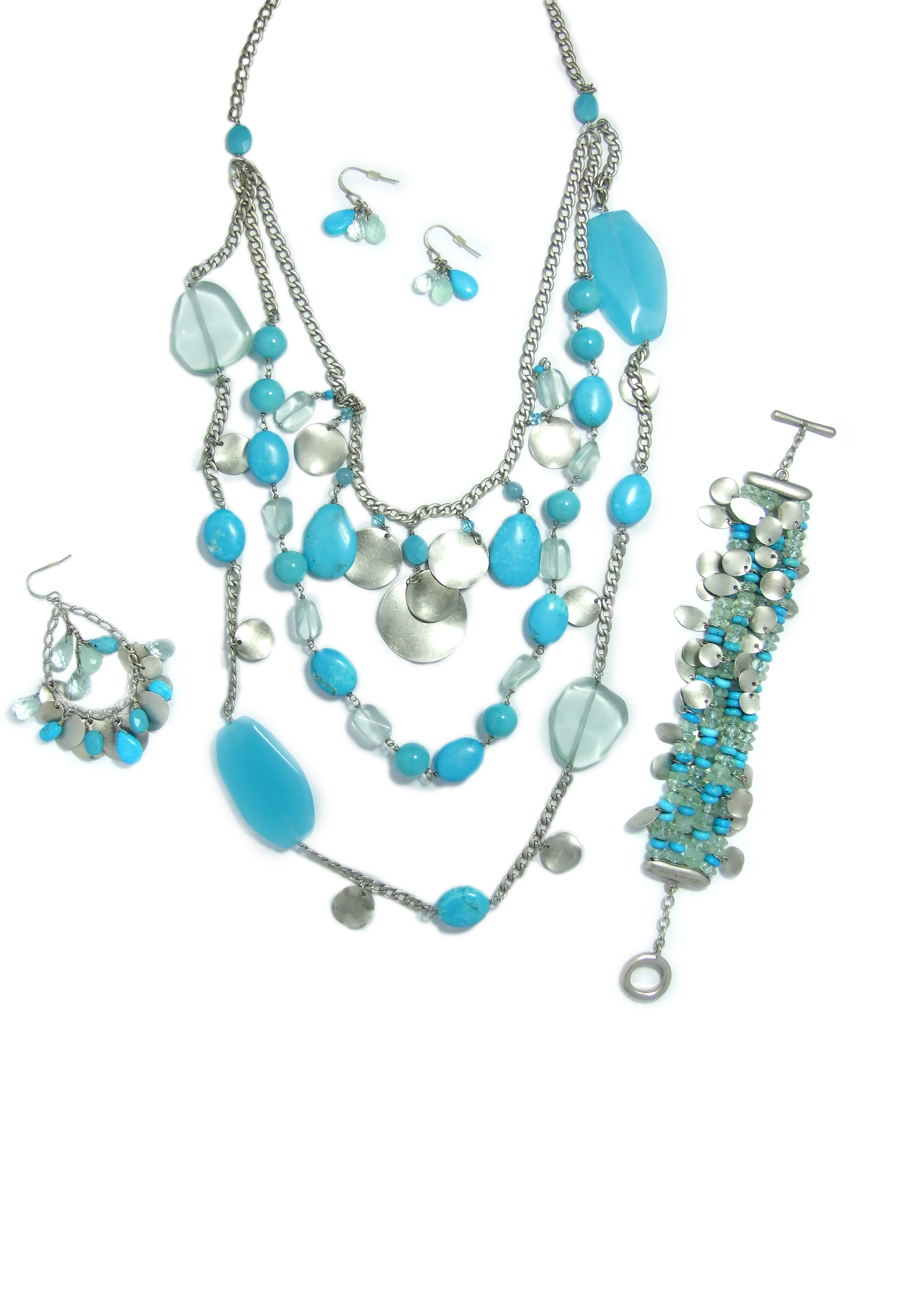 u003Ci>Ocean blue glass with metal coin necklace.u003C/i> u003Cb>메탈 코인 네크리스가 있는 오션 블루 글라스.u003C/b> u003Ci>bracelet &amp; earringsu003C/i> u003Cb>팔찌 &amp; 귀걸이u003C/b>